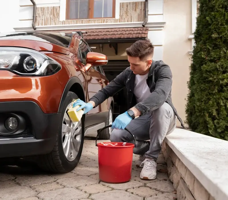 Lavage auto à domicile La Celle-Condé : professionnel intervenant sur un véhicule